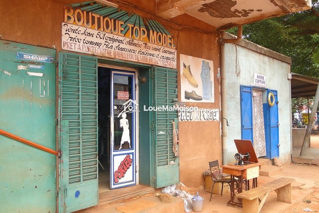 Boutique aux volets verts à Accart-Ville