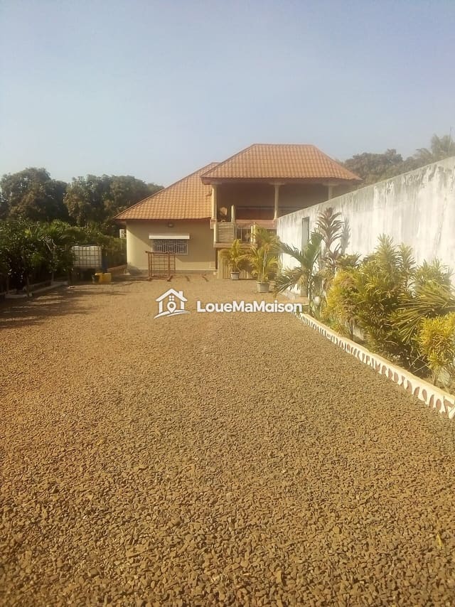 Maison à étage avec allée gravillonnée à Simbaya