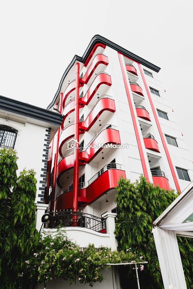 Appartement 2 chambres aux balcons rouges à Kotto