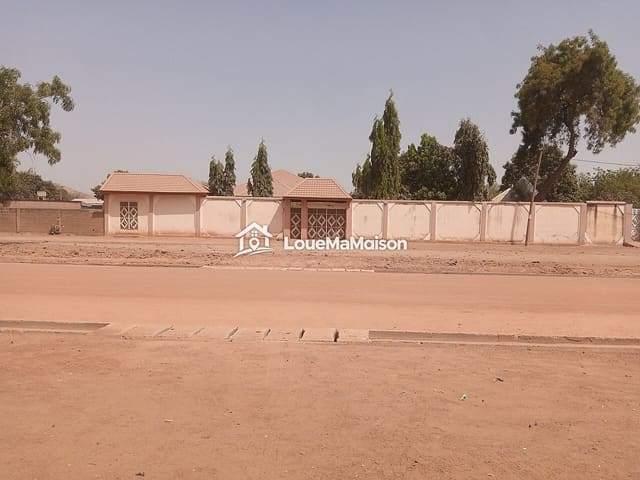 Maison clôturée avec portail ajouré à Logbessou