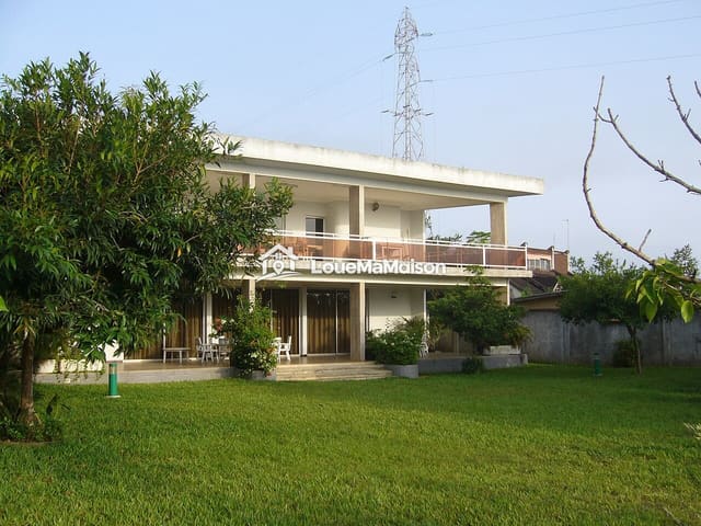Villa à étage avec grande pelouse à Cocody