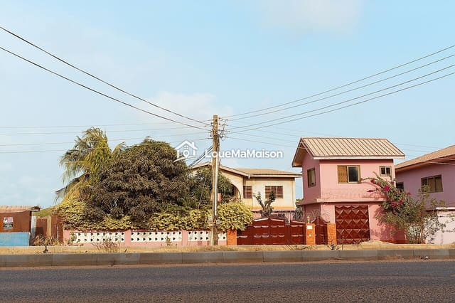 Maison rose à étage avec cour à Koumassi