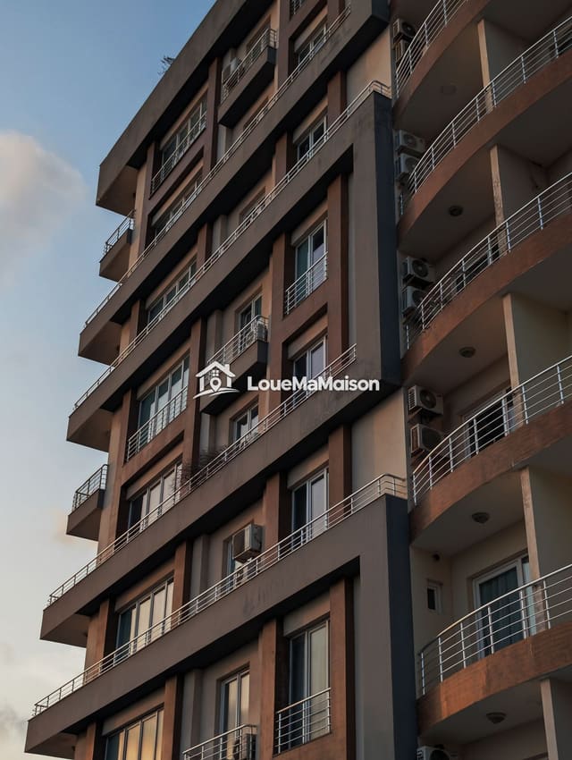 Appartement neuf dans un immeuble marron à Glass