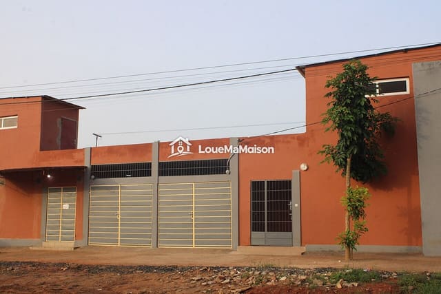 Maison orange 3 chambres avec garage à Vèdoko