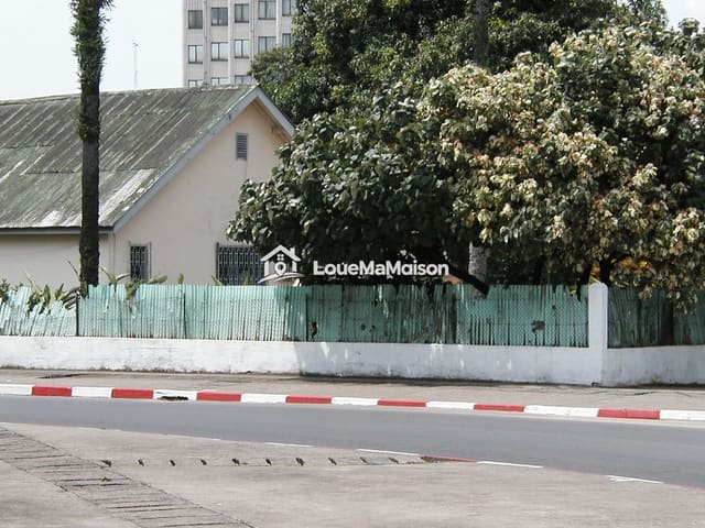 Maison 3 chambres avec cour ombragée à Mendong
