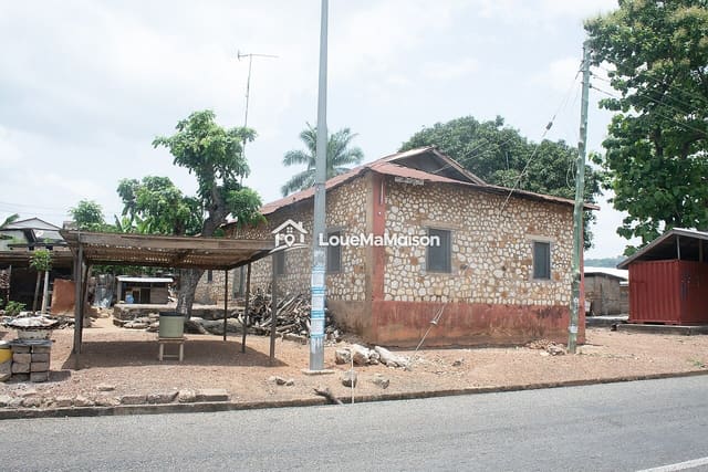 Entrée-couchée dans une maison en pierre à Ouidah