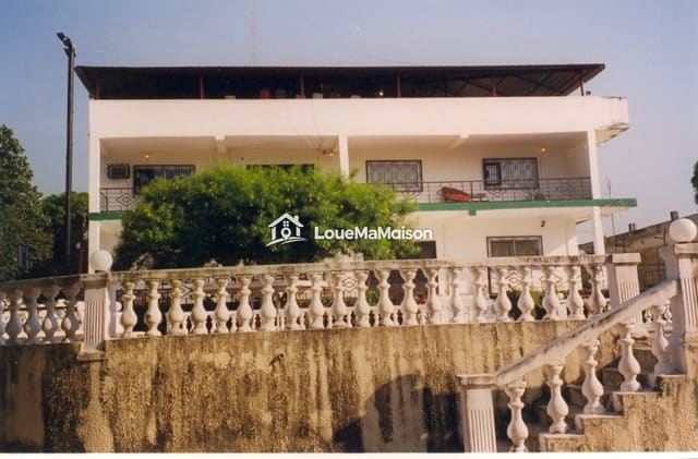 Villa meublée à étage avec toit-terrasse à Kipé