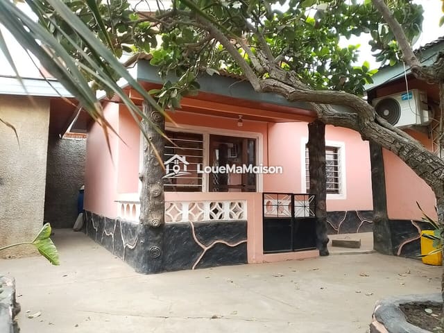 Maison avec cour cimentée à Wemtenga