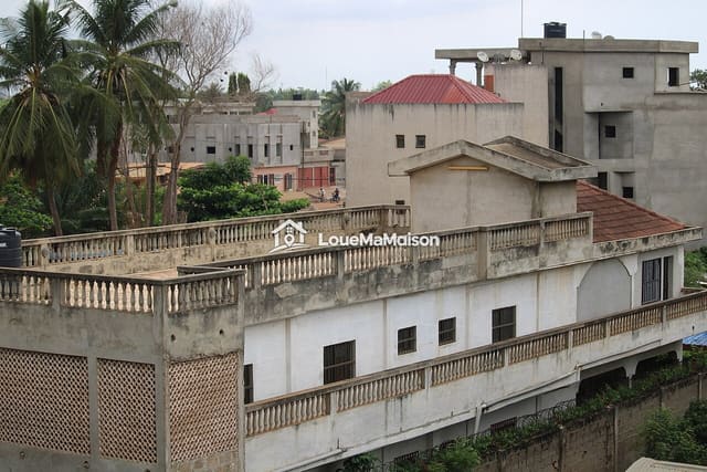 Maison à étage avec toit-terrasse carrelé à Djidjolé