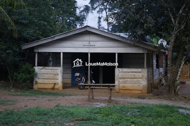 Maison en planches avec véranda à Kribi